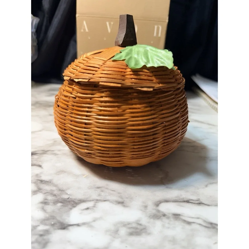 Avon Harvest Scents Pumpkin‎ Patch Potpourri and Wicker Pumpkin Holder (2770)